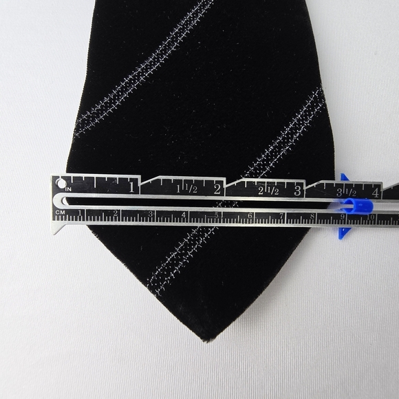 Giorgio Armani Velvet Black Tie With Subtle Metallic SilverThreaded Stripes 56” - Picture 10 of 11